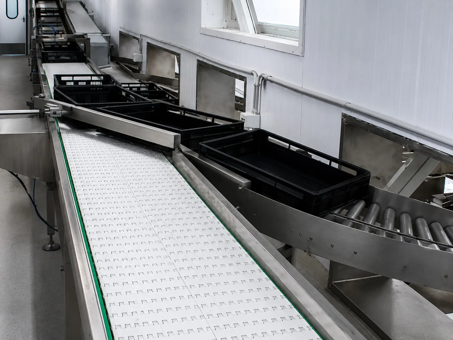 Malla modular con transferencia de cajones a rodillos