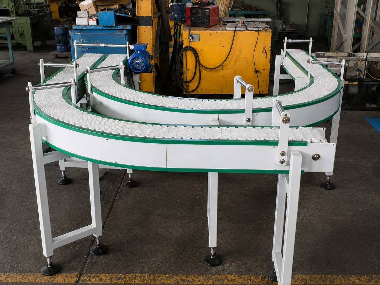 Transportadores de malla modular con curvas, en el taller