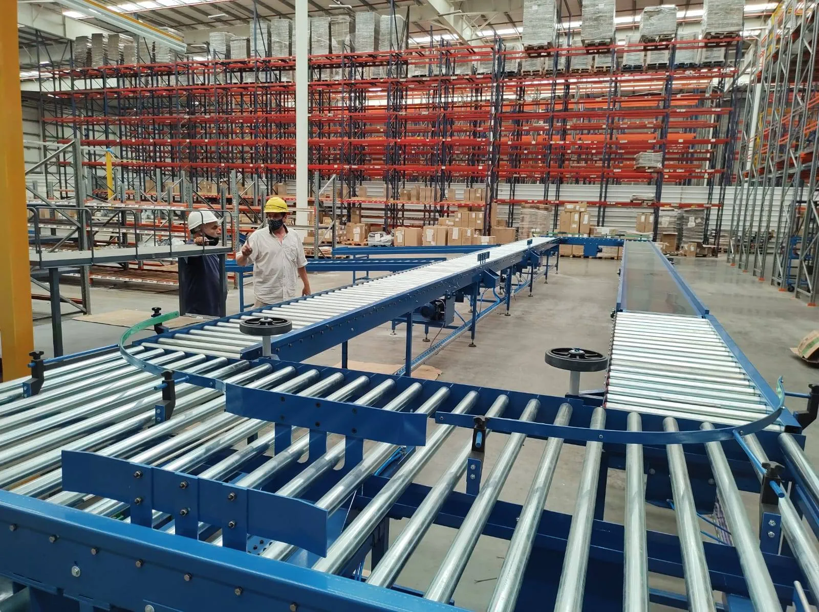 Transportadores a rodillos con curvas en un centro de distribución