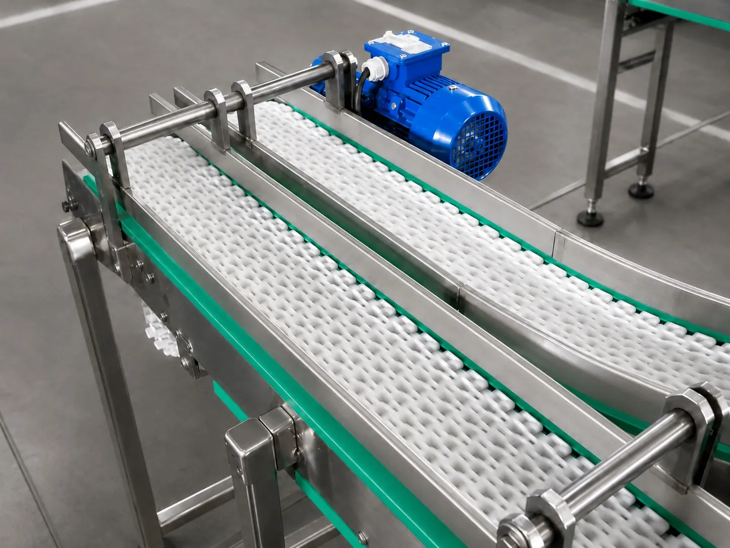 Dos tramos paralelos de malla modular con motorreductor
