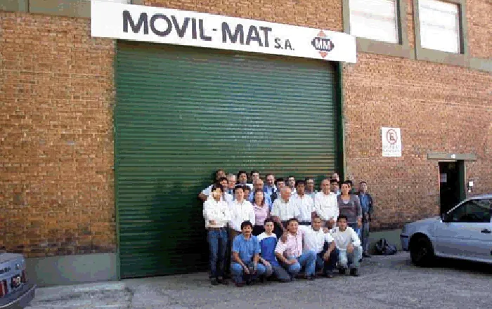El equipo de Movil-Mat frente a la planta
