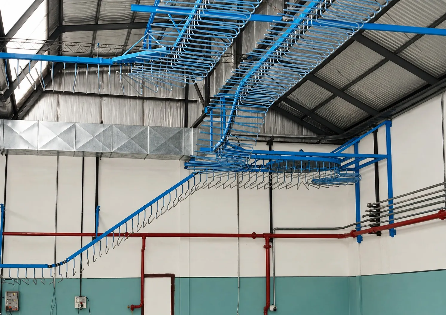 Estructura de un transportador aéreo montada junto al techo de la nave