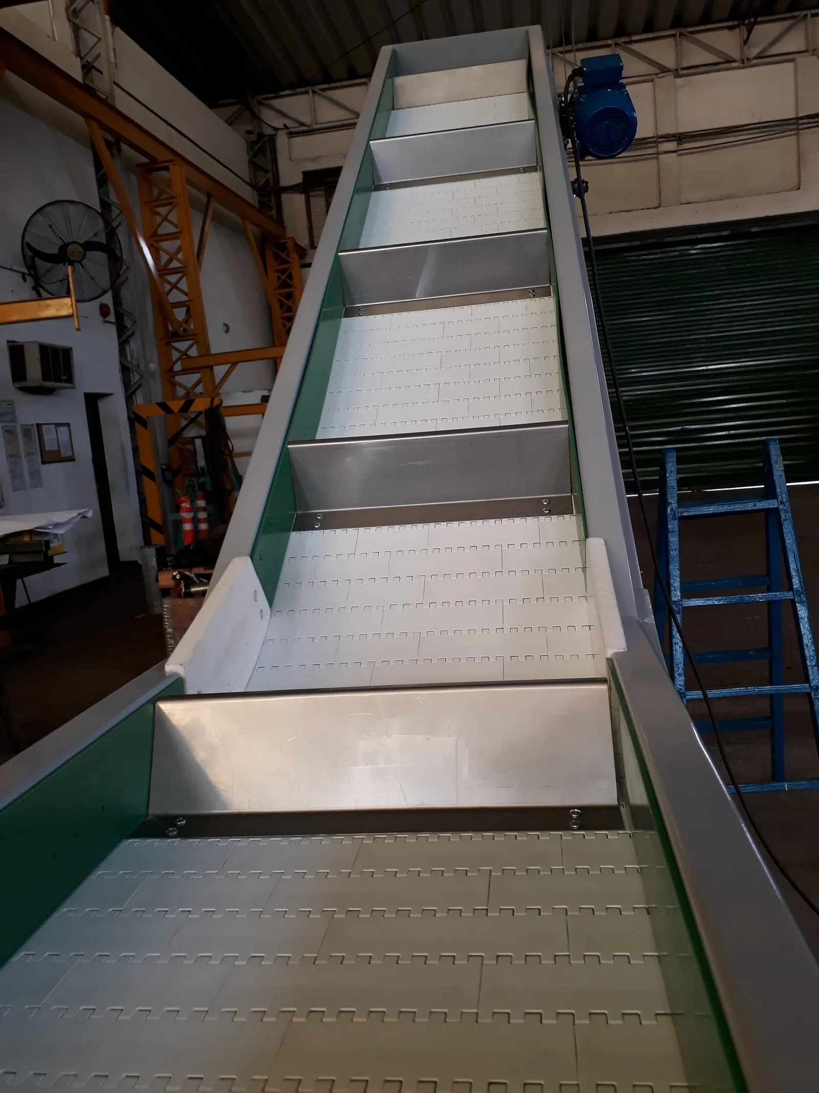 Transportador inclinado de malla modular con empujadores