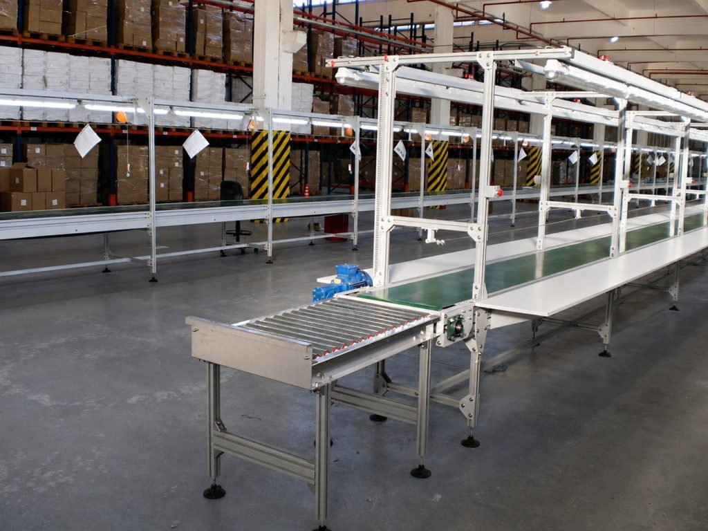 Línea de armado con cinta transportadora y mesa de rodillos