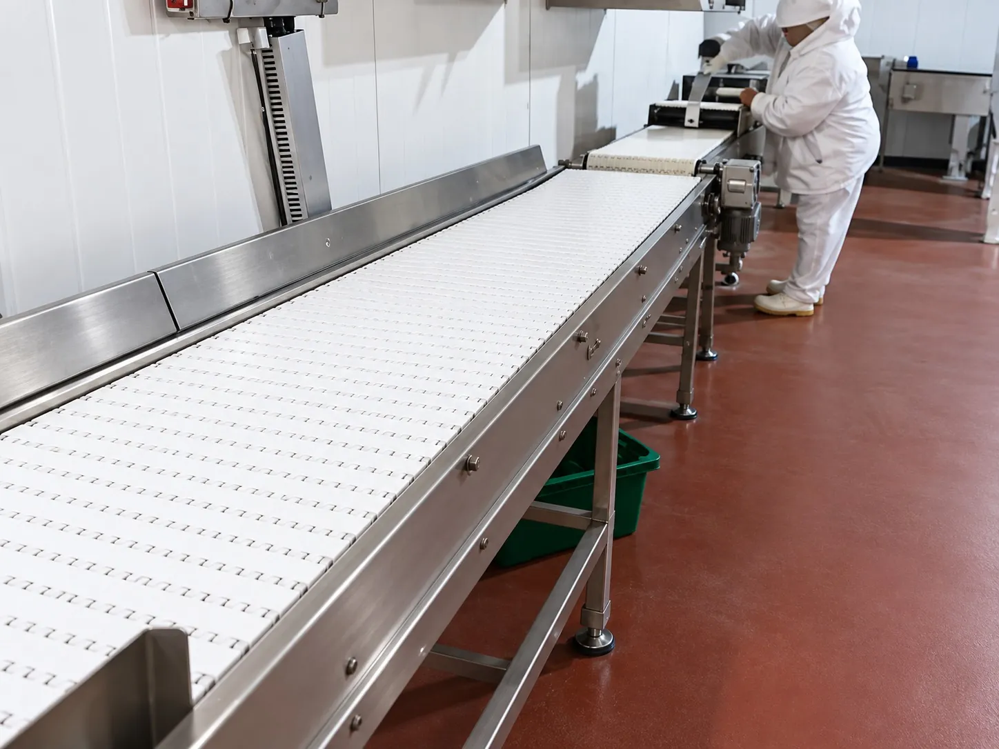 Transportador de malla modular plástica en una planta alimenticia