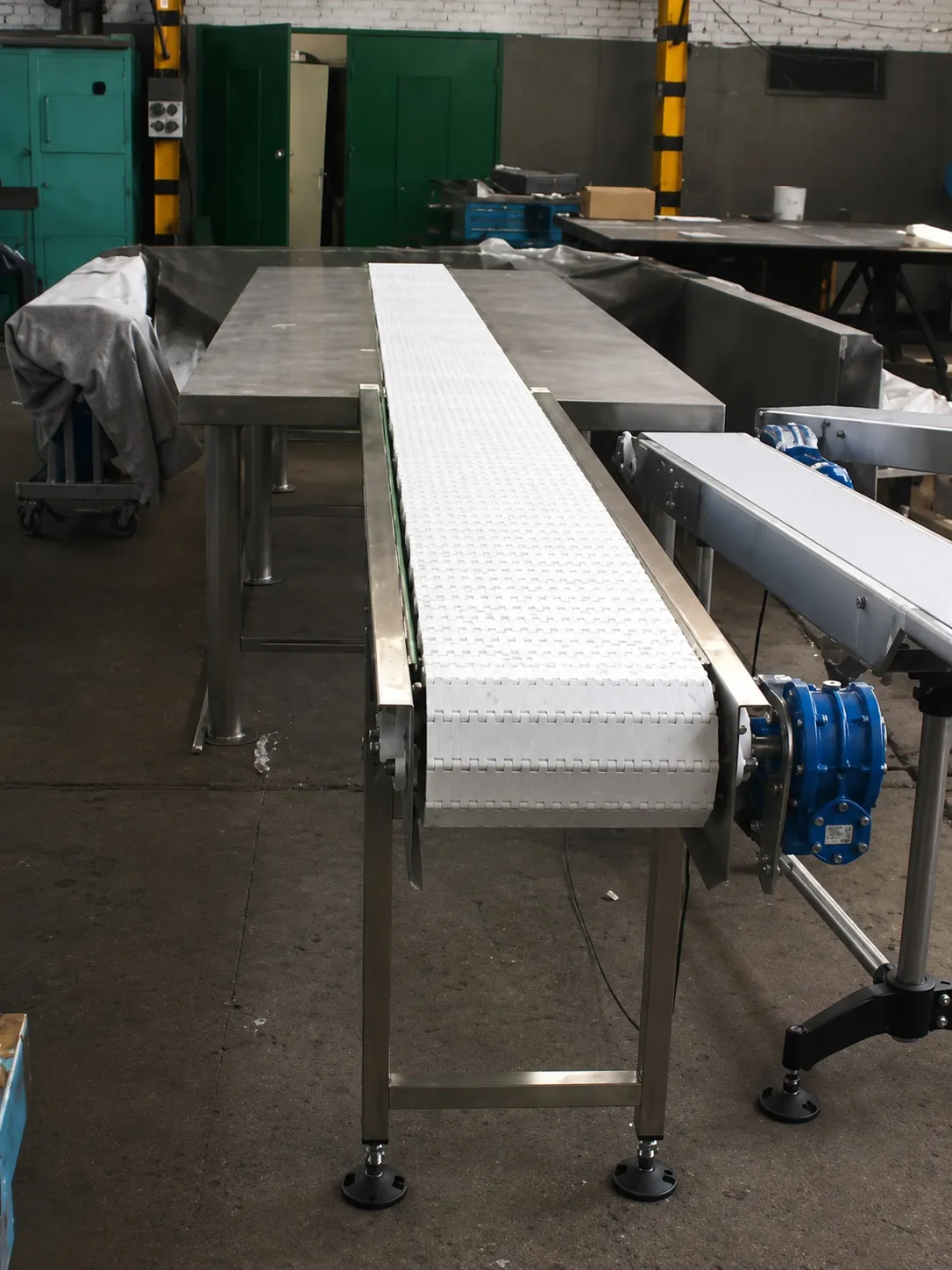 Transportador de malla modular sobre estructura de acero inoxidable